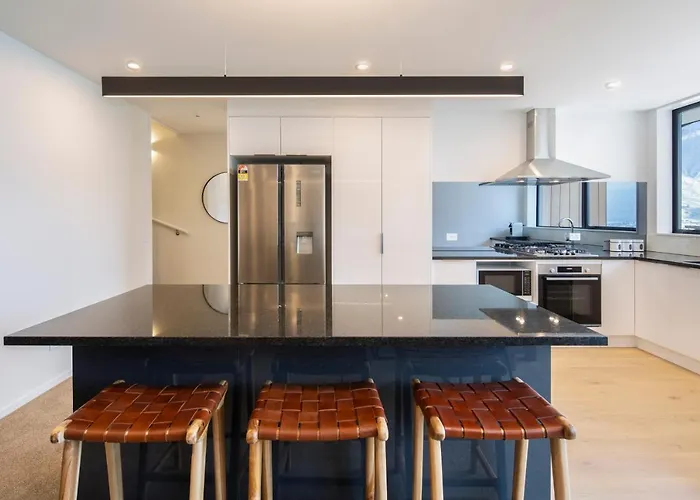 4 Bedroom Home With Elevated Views Of Lake Wakatipu & The Remarkables