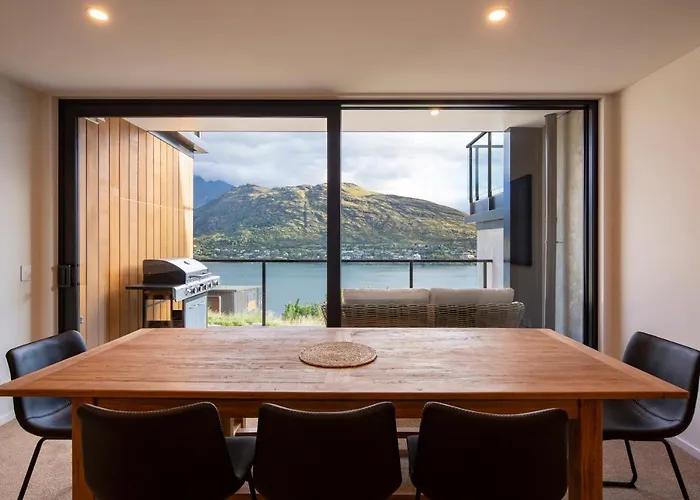 4 Bedroom Home With Elevated Views Of Lake Wakatipu & The Remarkables
